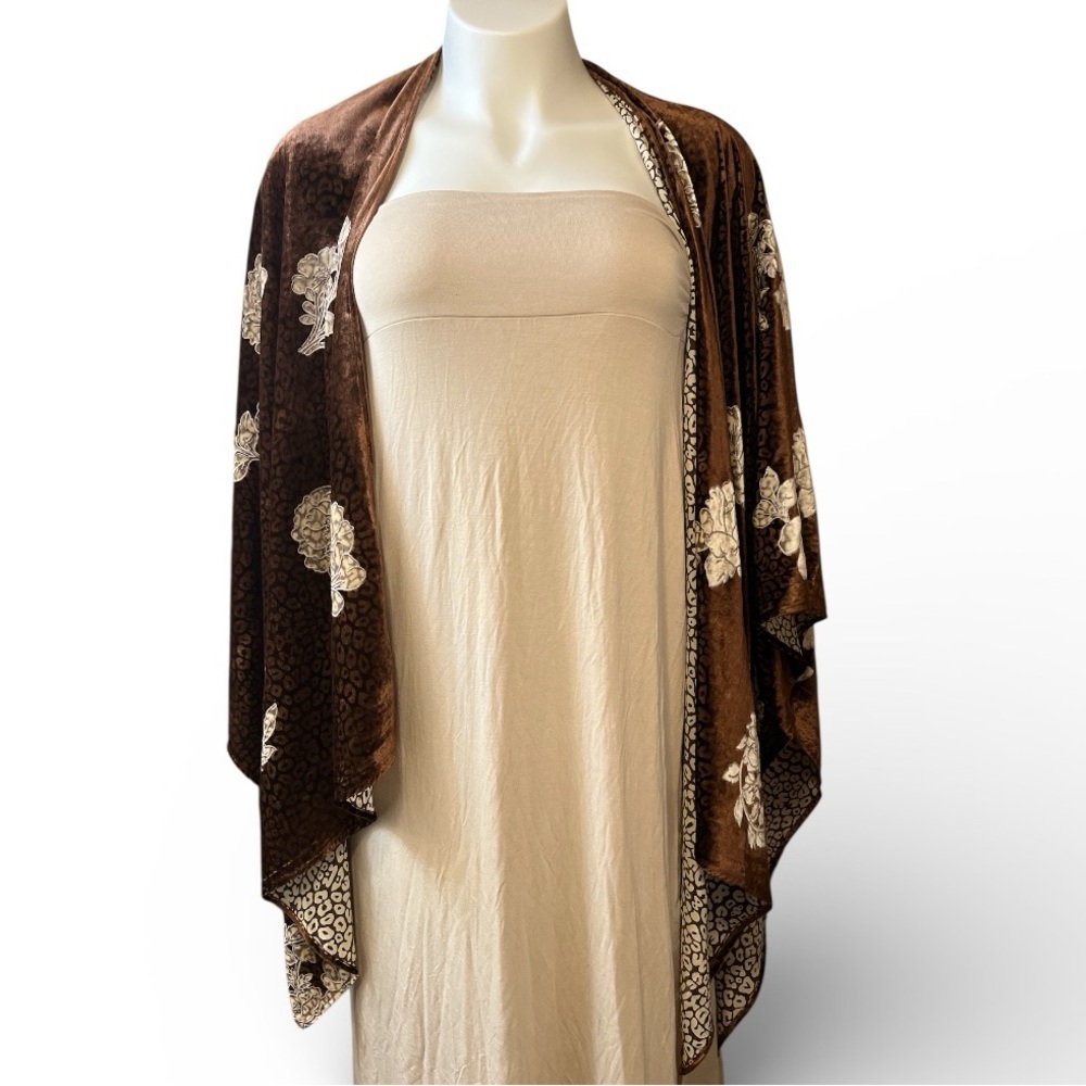 Magic Scarf Chestnut Brown Lined Velvet Ruana With Contrasting Roses - Picture 3 of 6